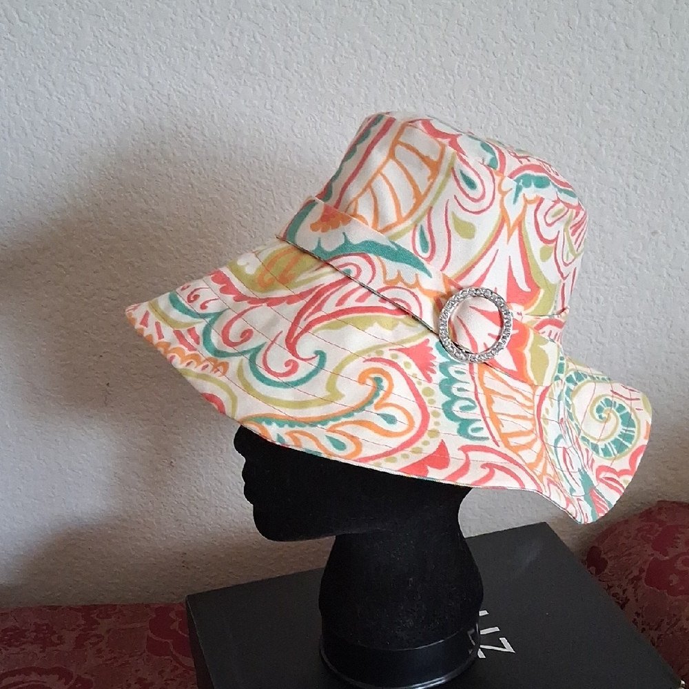 Women’s Multicolor Swirl Sun Hat with Decorative Buckle